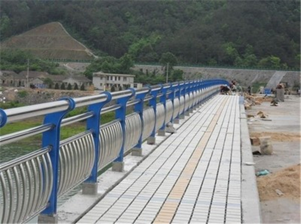 菏泽不锈钢桥梁护栏的特性及其在现代建筑中的应用